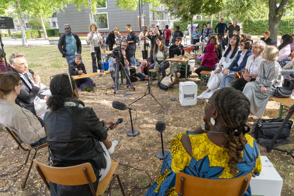 Podiumsdiskussion zum FrauenOrt Bilillee